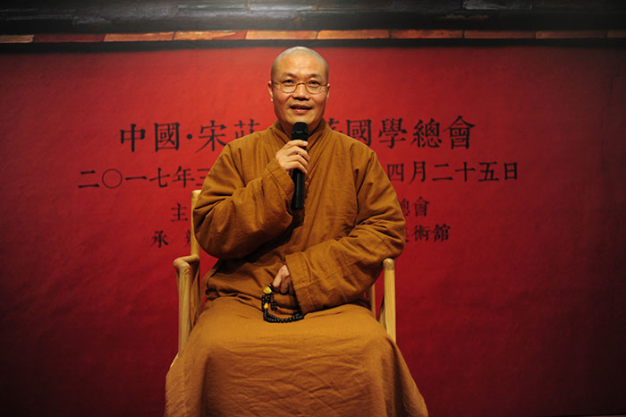 书谱护国公学创办人双印伍灯法师活动现场答记者问。