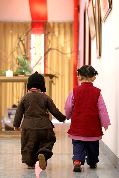 书谱护国公学中的小学子。