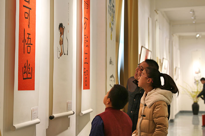 观众在参观展览。