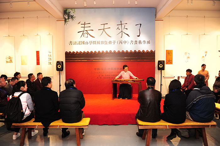 “春天来了”展览现场的古琴表演。