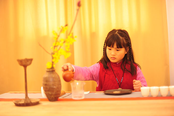 书谱护国公学中的小学子。