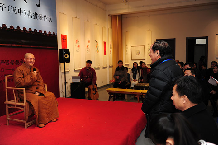 书谱护国公学创办人双印伍灯法师活动现场答记者问。