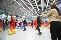 新疆：游客潮提前 旅游业“春来早”